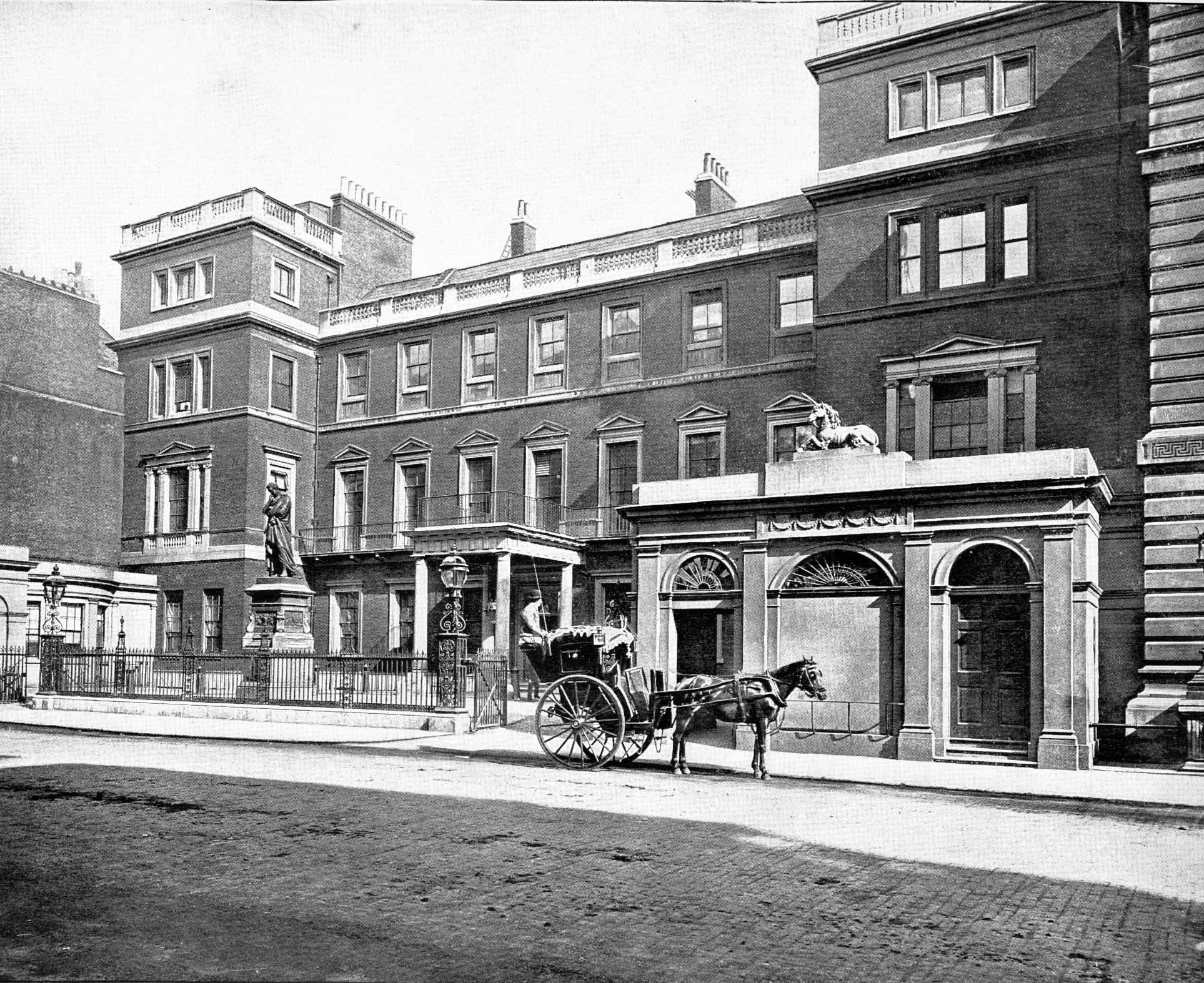  War Office, Pall Mall circa 1900. Used under Creative Commons by SA 2.0.